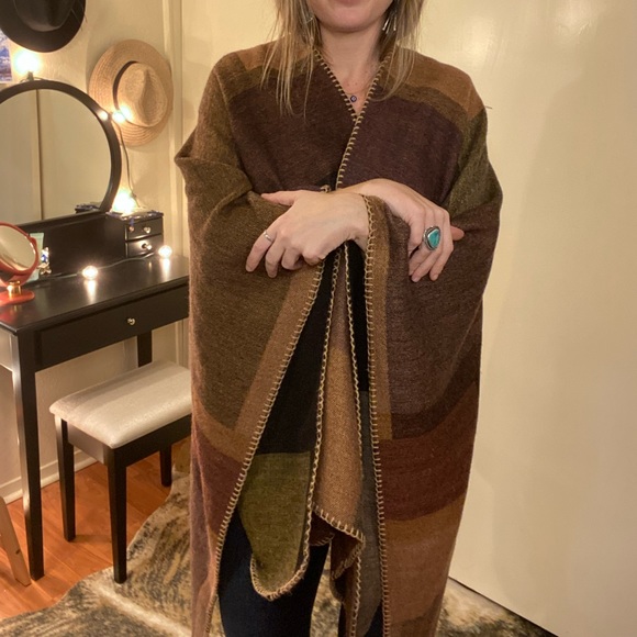 Multicolor poncho/shawl/cape like new and reversible! - Picture 16 of 16